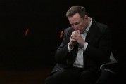 事业意思特斯拉股价收涨超3%：特朗普无意沟通，马斯克父亲劝儿子低头