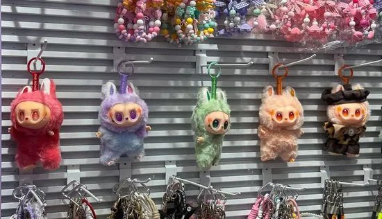 Labubu的假货产业链：秘密全(🧛)球发货，工厂谁也不能来看